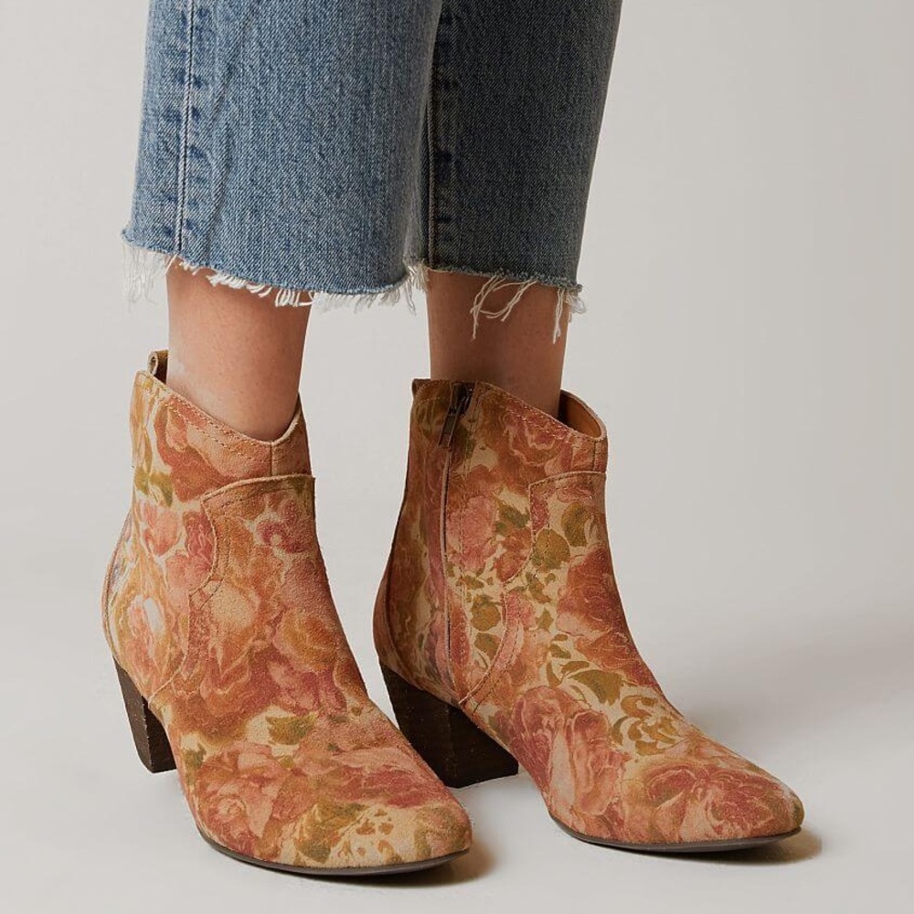 Cute Vintage Flower Cowgirl Booties